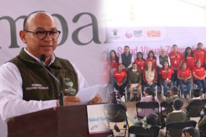 Entrega Manuel Vilchis lentes a estudiantes de primaria en Zinacantepec