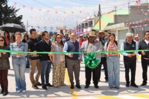 Mejora acceso a comunidad escolar con pavimentación, en Zinacantepec