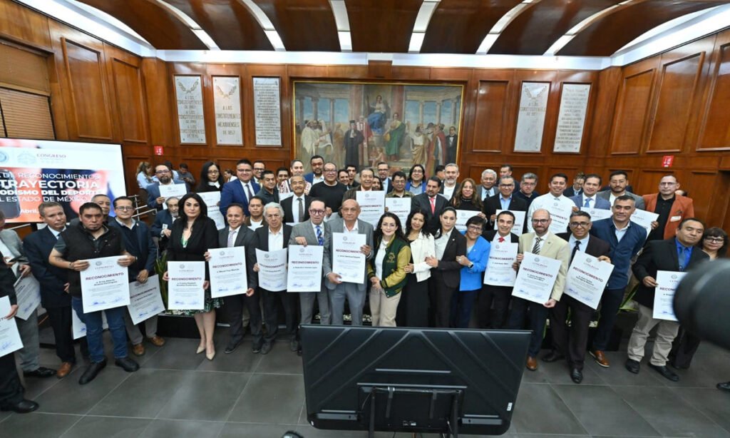 Periodistas mexiquenses reciben reconocimiento en Congreso