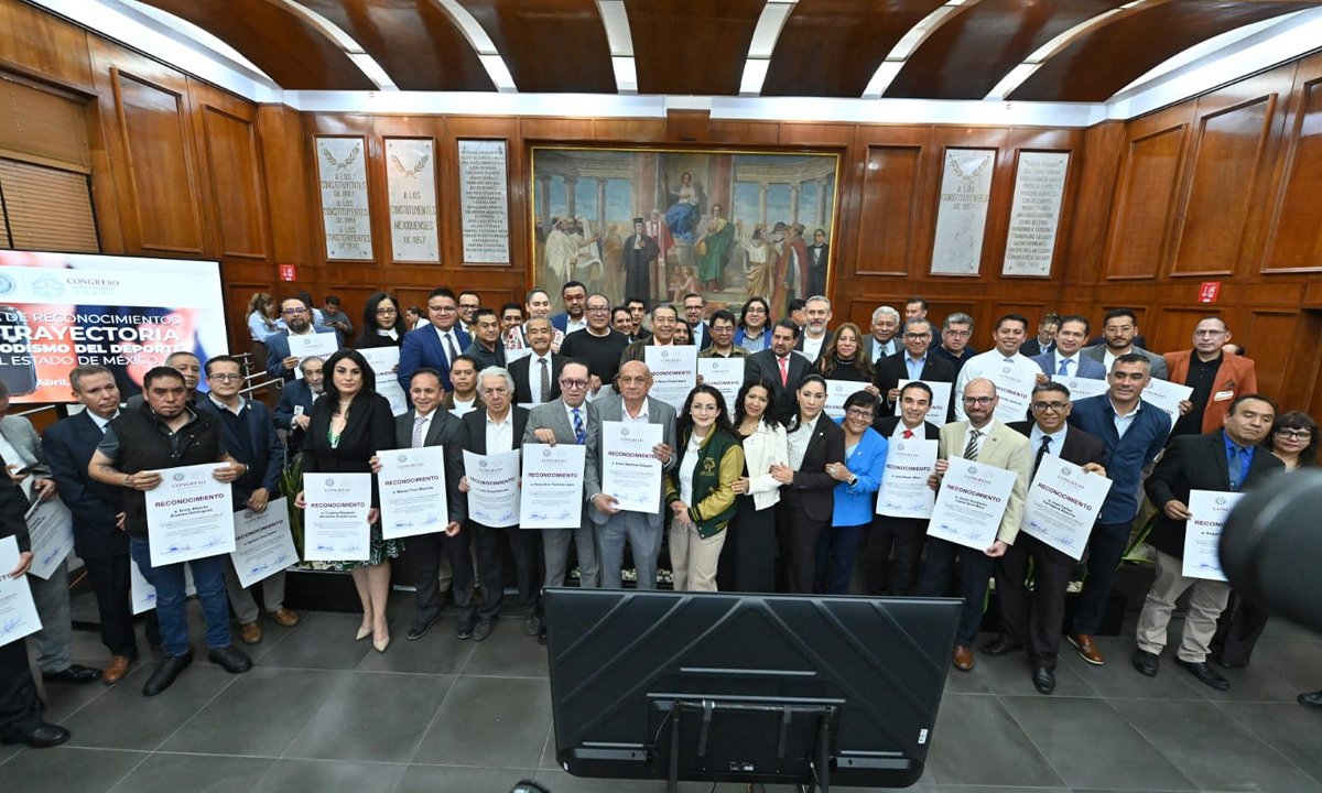 Periodistas mexiquenses reciben reconocimiento en Congreso