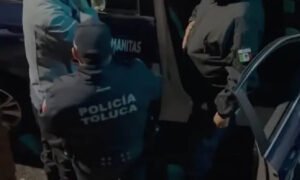 Toluca destituye a dos policías tras abuso en video