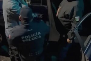 Toluca destituye a dos policías tras abuso en video