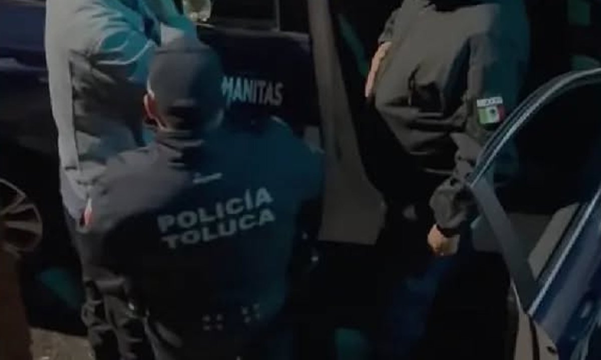 Toluca destituye a dos policías tras abuso en video