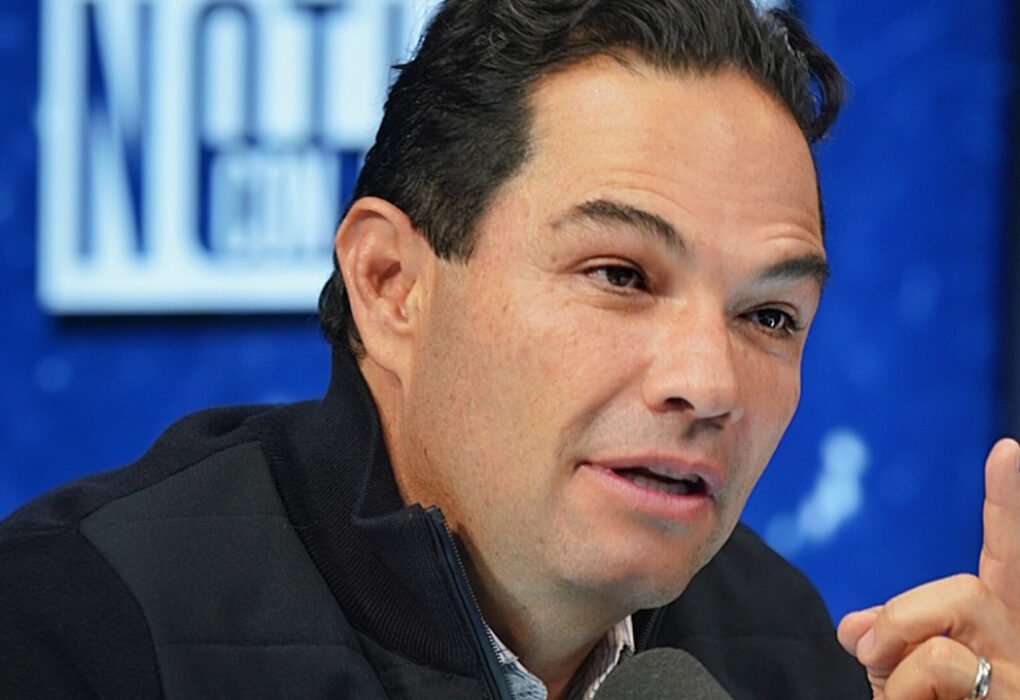 Hora gratuita en estacionamientos de centros comerciales: Enrique Vargas