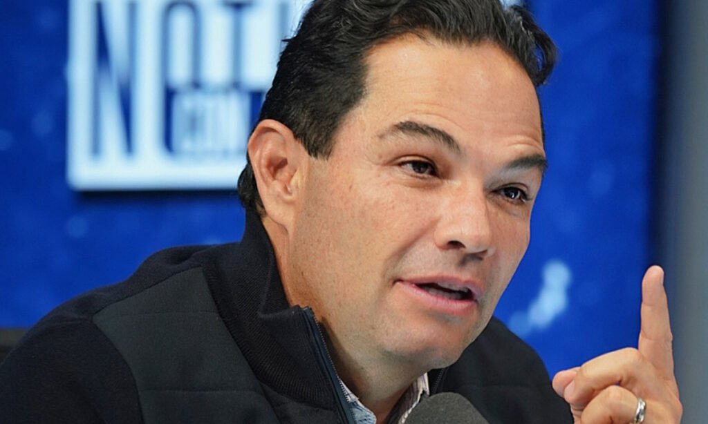 Hora gratuita en estacionamientos de centros comerciales: Enrique Vargas