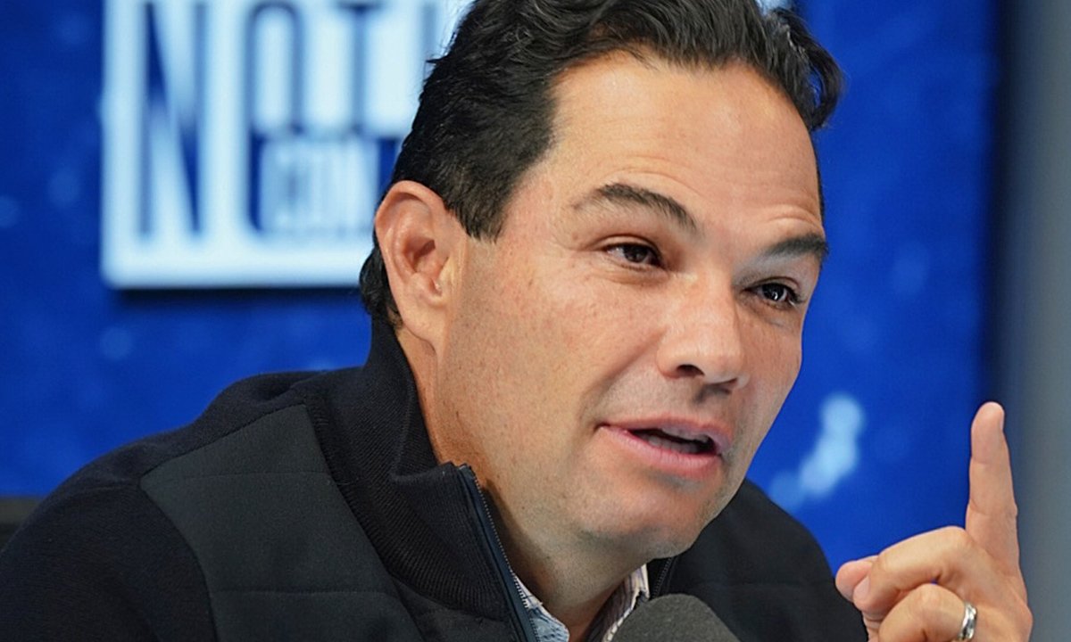 Hora gratuita en estacionamientos de centros comerciales: Enrique Vargas