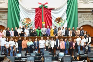 Adultos mayores de Texcoco recorren Congreso Edomex y Cosmovitral