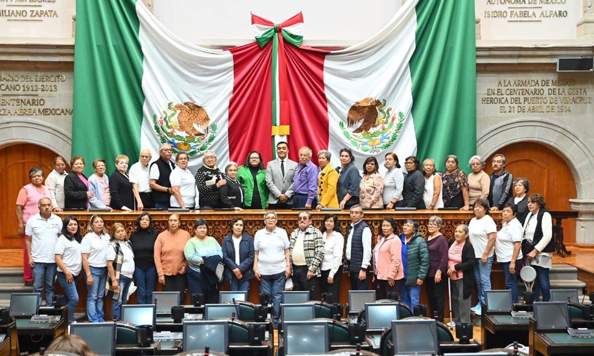 Adultos mayores de Texcoco recorren Congreso Edomex y Cosmovitral