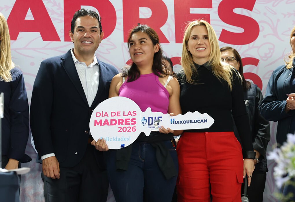 Huixquilucan entrega 9 viviendas en Día de las Madres