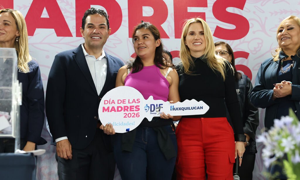 Huixquilucan entrega 9 viviendas en Día de las Madres