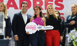 Huixquilucan entrega 9 viviendas en Día de las Madres