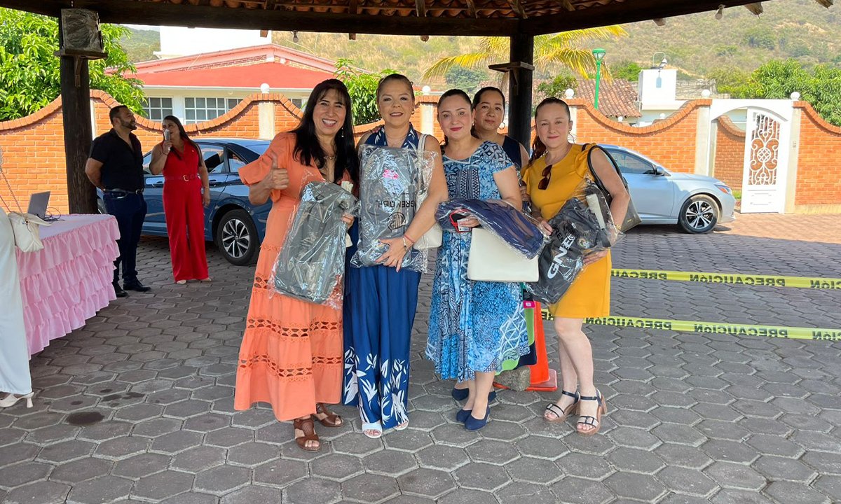 Realiza SMSEM celebraciones del Día de la Mamá Maestra