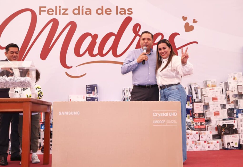 Ricardo Moreno celebra a madres servidoras públicas en Toluca