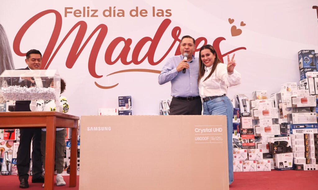 Ricardo Moreno celebra a madres servidoras públicas en Toluca