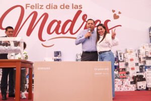 Ricardo Moreno celebra a madres servidoras públicas en Toluca
