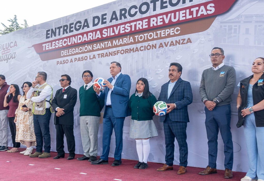 Ricardo Moreno entrega arcotecho en telesecundaria de Toluca
