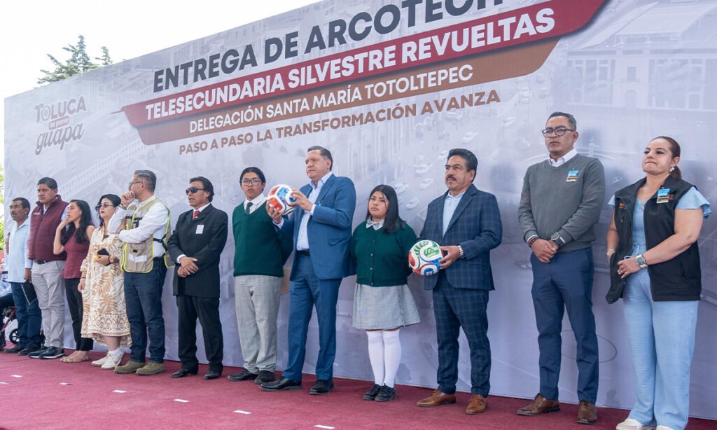 Ricardo Moreno entrega arcotecho en telesecundaria de Toluca