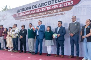 Ricardo Moreno entrega arcotecho en telesecundaria de Toluca