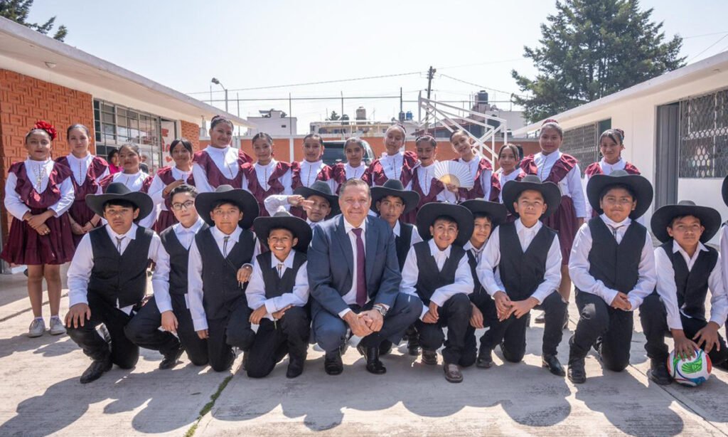 Ricardo Moreno inaugura arcotecho en primaria de Toluca