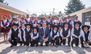 Ricardo Moreno inaugura arcotecho en primaria de Toluca