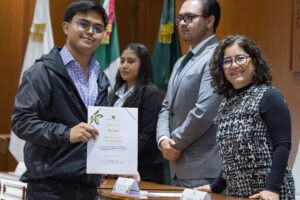UAEMex entrega becas y estimulos a mas de 18 mil estudiantes
