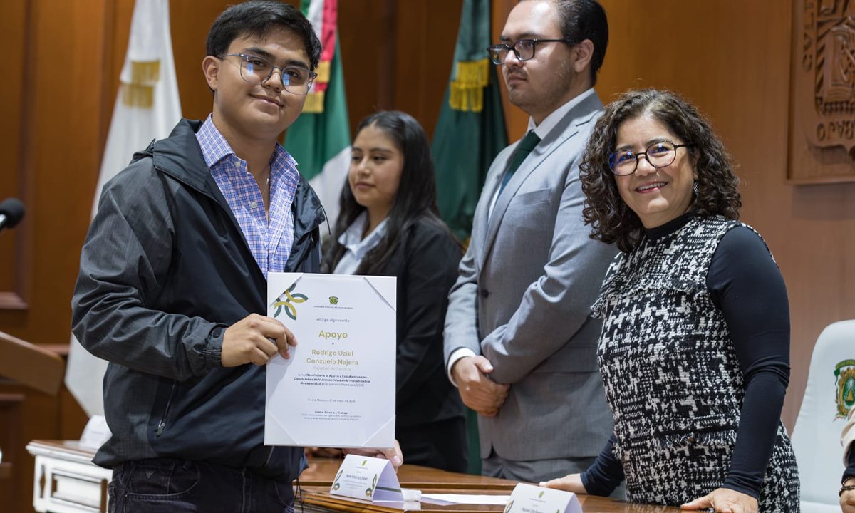UAEMex entrega becas y estimulos a mas de 18 mil estudiantes