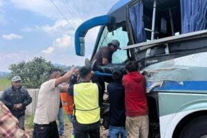 Trailero huye del accidente