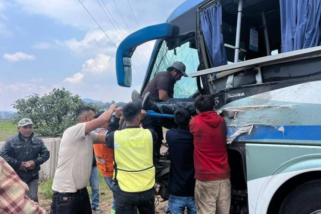 Trailero huye del accidente