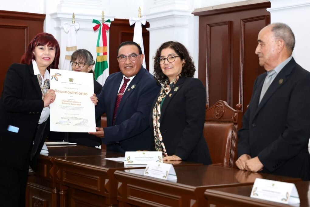 reconocen trayectoria de trabajadores universitarios
