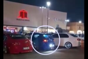 auto simula balacera en escape