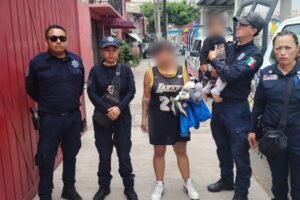 niño camiinaba solo en la calle