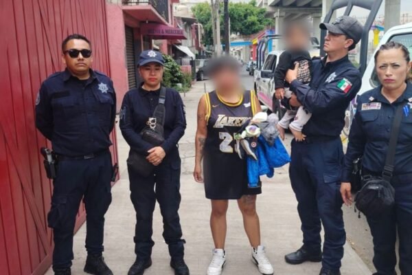 niño camiinaba solo en la calle