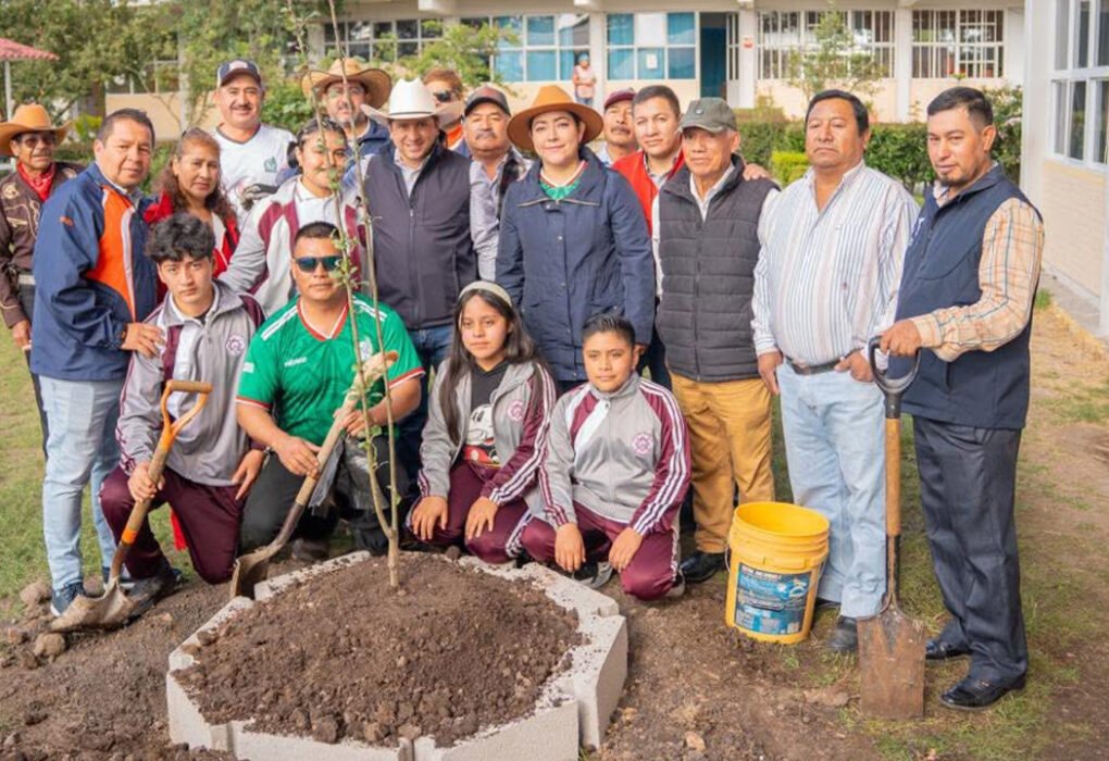 Jilotepec refuerza educación ambiental con creación de huerto
