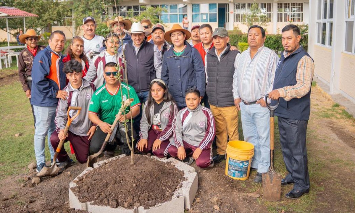 Jilotepec refuerza educación ambiental con creación de huerto