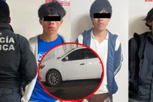 Patrullas interceptan auto robado en persecución de película, en Toluca