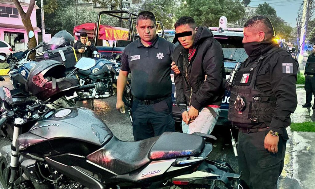 Policía de Toluca asegura a motorratón con orden de reaprehensión