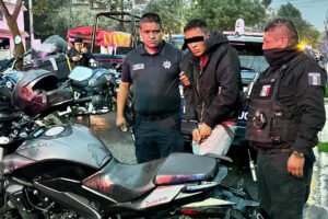 Policía de Toluca asegura a motorratón con orden de reaprehensión