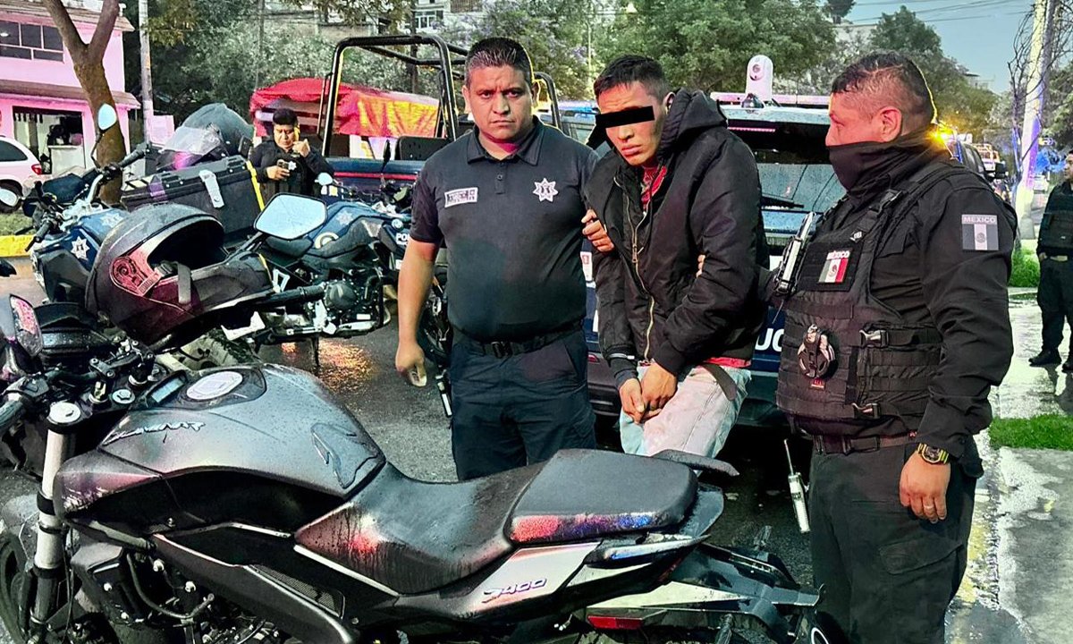 Policía de Toluca asegura a motorratón con orden de reaprehensión