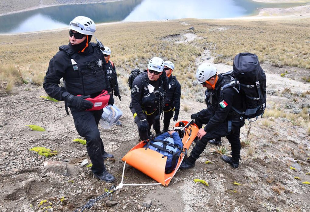 Rescate simulado en el Nevado: policías entrenan descenso vertical