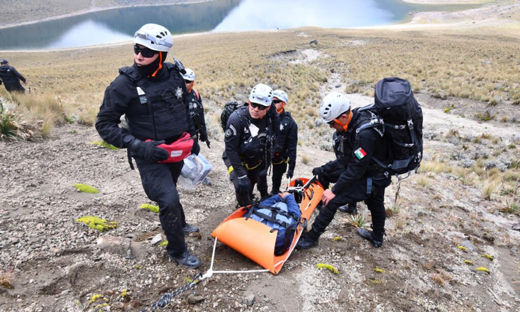 Rescate simulado en el Nevado: policías entrenan descenso vertical
