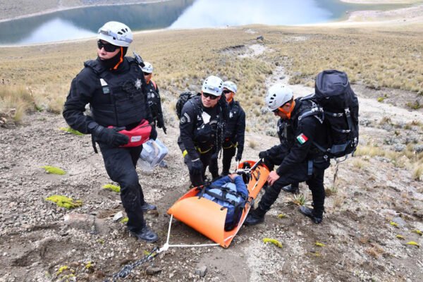 Rescate simulado en el Nevado: policías entrenan descenso vertical
