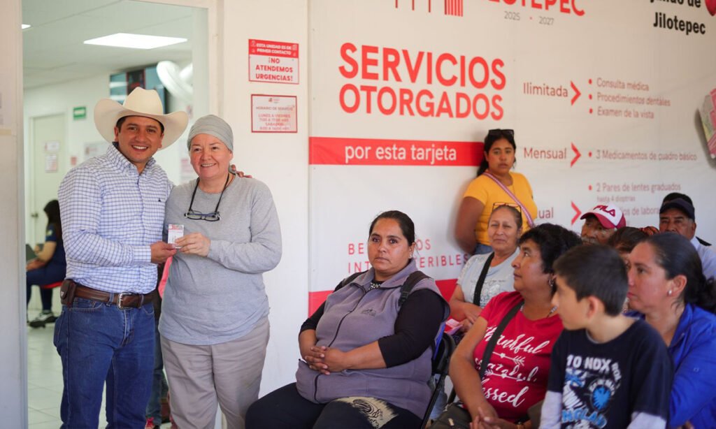 Rodolfo Noguez entrega lentes gratuitos en Jilotepec