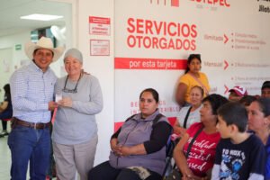 Rodolfo Noguez entrega lentes gratuitos en Jilotepec
