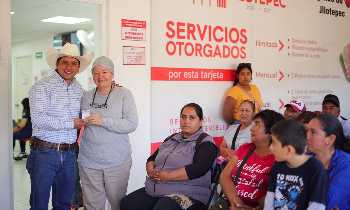 Rodolfo Noguez entrega lentes gratuitos en Jilotepec