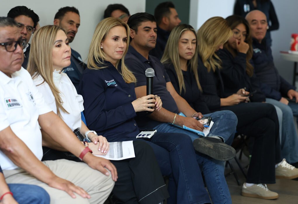 Romina Contreras escucha directamente a colonos en Huixquilucan