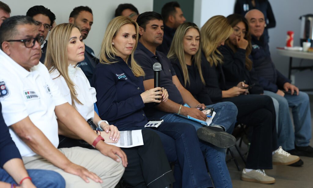 Romina Contreras escucha directamente a colonos en Huixquilucan