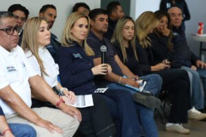 Romina Contreras escucha directamente a colonos en Huixquilucan
