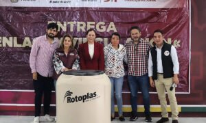 Tinacos y láminas mejoran hogares en Calimaya gracias a Omar Sánchez