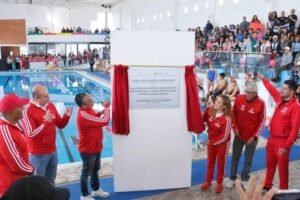 alberca semiolimpica y gimnasio