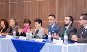 Fernando Flores Fernández toma protesta a médicas mexiquenses en Metepec